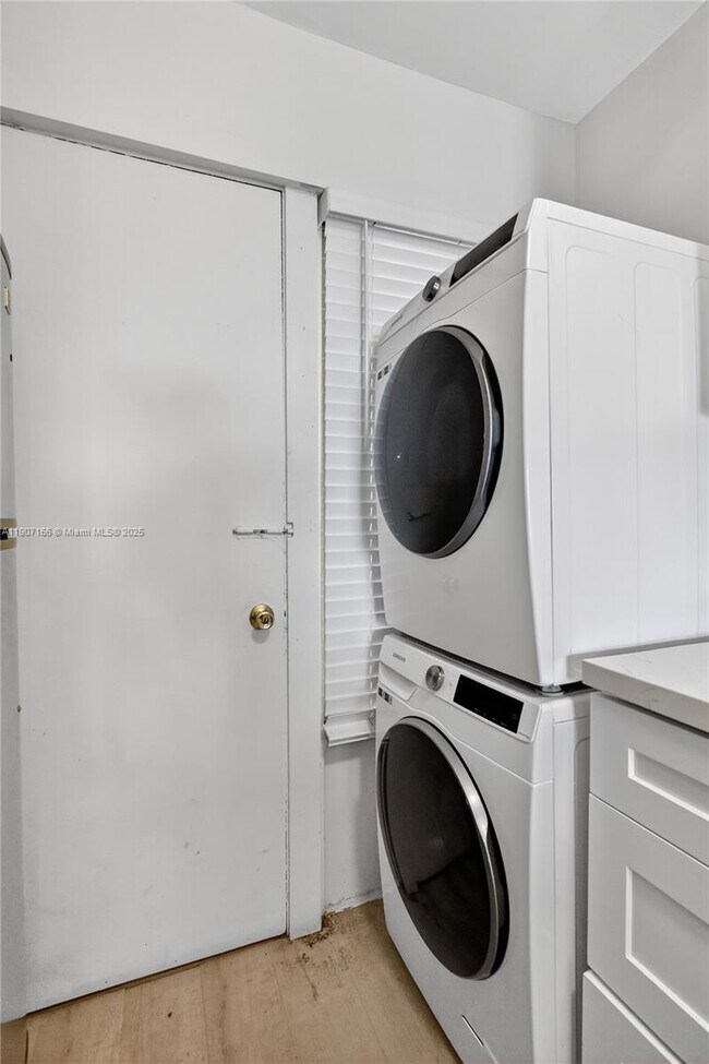 Building Photo - 9210 Fontainebleau Blvd