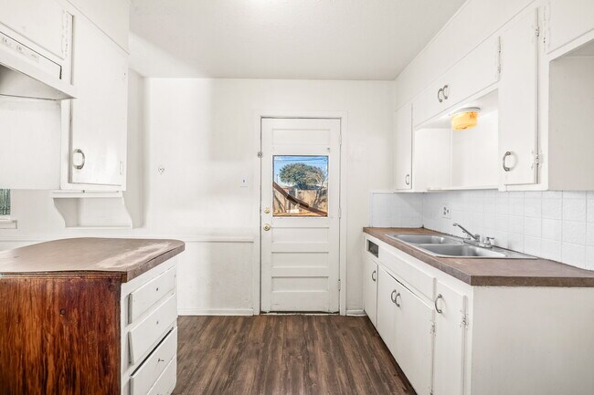 Building Photo - *FIRST MONTH'S RENT FREE* Three Bedroom Home in Quiet Neighborhood