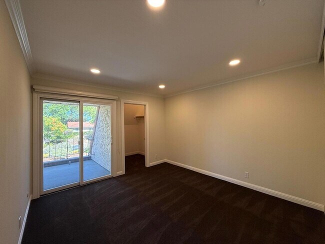 Building Photo - 285 Casitas Bulevar