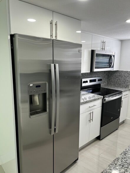 Building Photo - 9300 W Flagler St