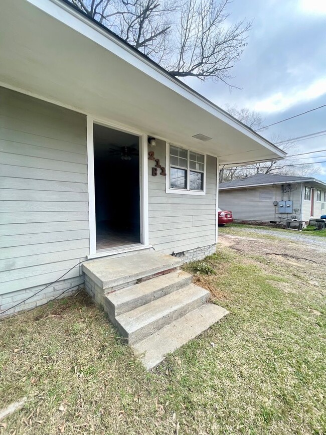 Building Photo - 1 Bedroom/1 Bath Duplex Unit Available for Rent in Brandon!