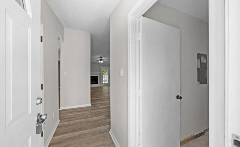 Building Photo - 109 Village Ct