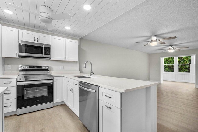 Building Photo - 2601 NE 3rd Ct