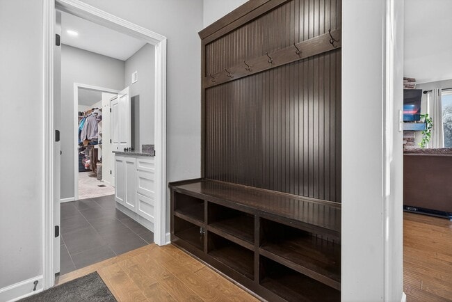 Building Photo - 4 Bed 3 Bath Home | Finished Basement, 2nd Kitchen, Private Backyard | Lee’s Summit