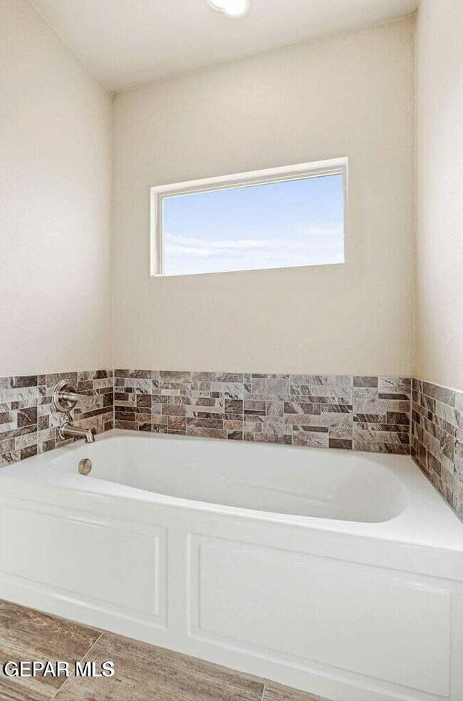 Building Photo - 5933 Ruidoso Downs St