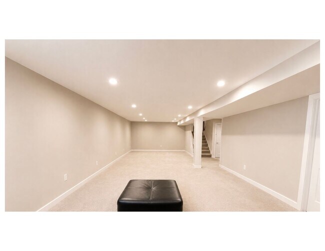 Building Photo - 805 Llanelli Dr