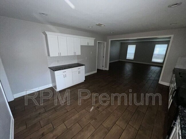 Building Photo - 4922 Sunnybrook Dr