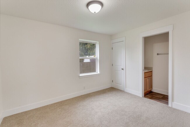 Building Photo - Spacious 2BR Home with Loft, Warehouse & Private River Access Mulino, OR