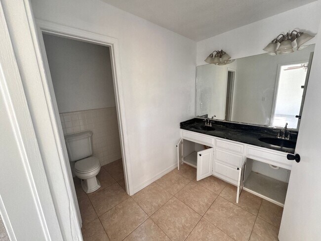 Building Photo - 4 Bedroom Updated Spacious Home!