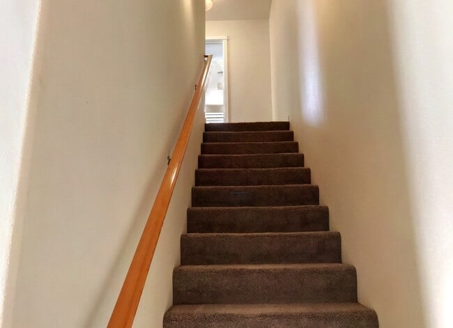 Building Photo - 1030 Alturas Dr