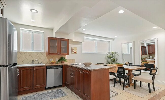 Building Photo - 9323 Alcott St