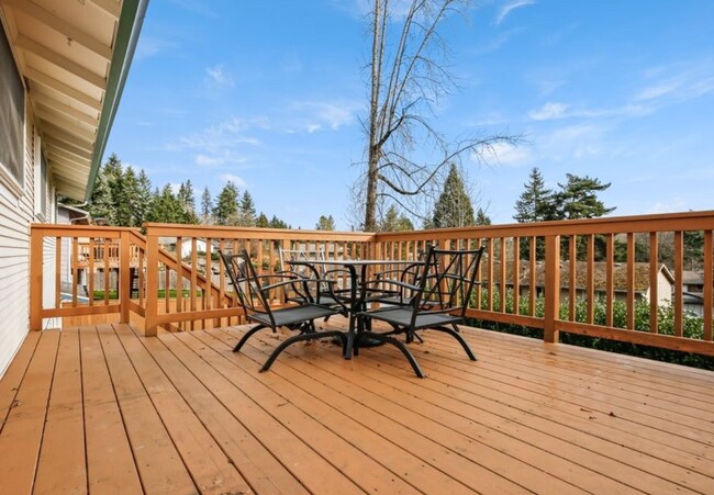 Building Photo - Beautifully Updated 4BR Split-Level Home i...