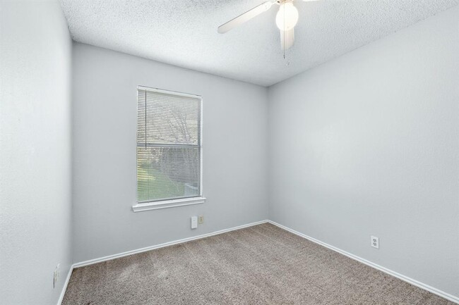 Building Photo - 6002 Parkwood Dr