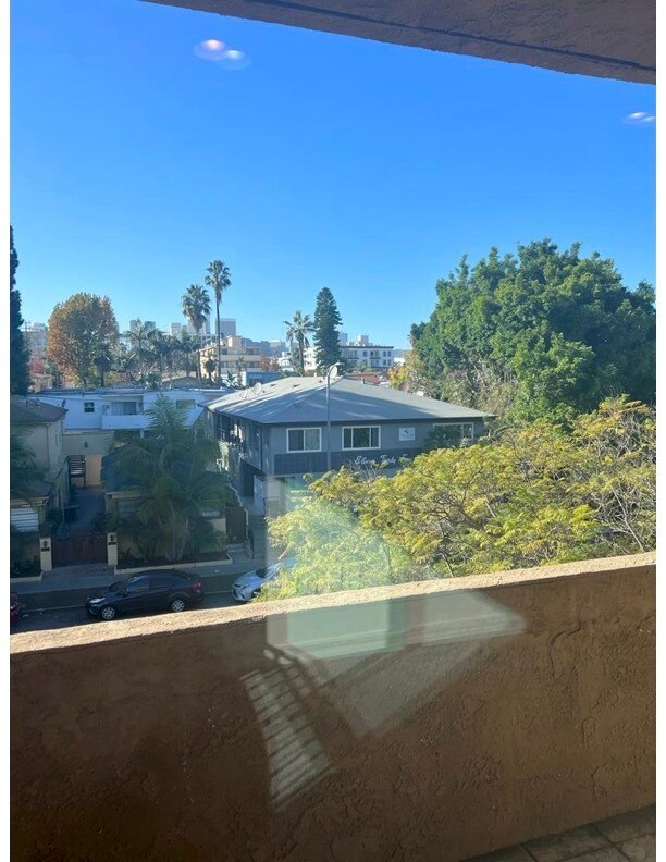 Building Photo - 1132 S Doheny Dr