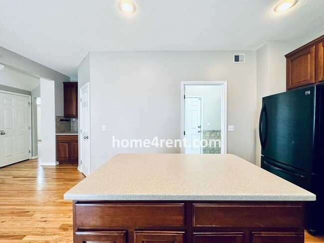 Building Photo - 8719 Dunraven St