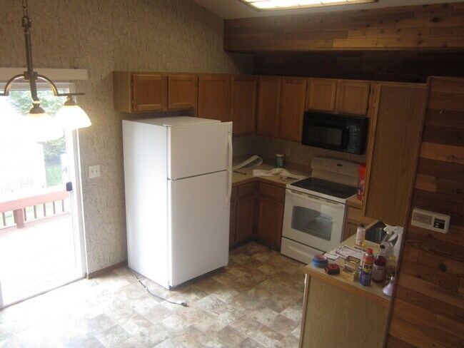 Building Photo - 3 Bedroom 2 Bath Tri Level Home with 2 Car...