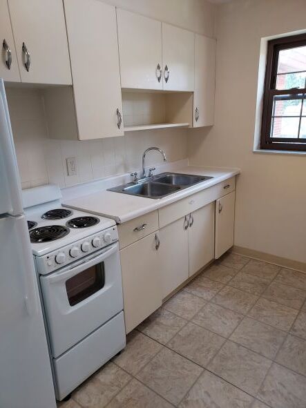 Kitchen - 280 Boyd Dr