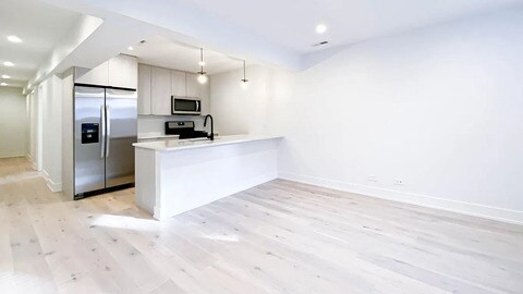 Building Photo - 1336 W Bryn Mawr Ave