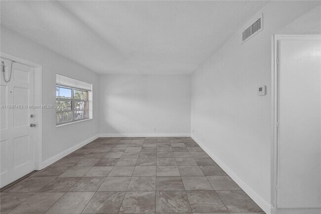 Building Photo - 5050 Bayview Dr