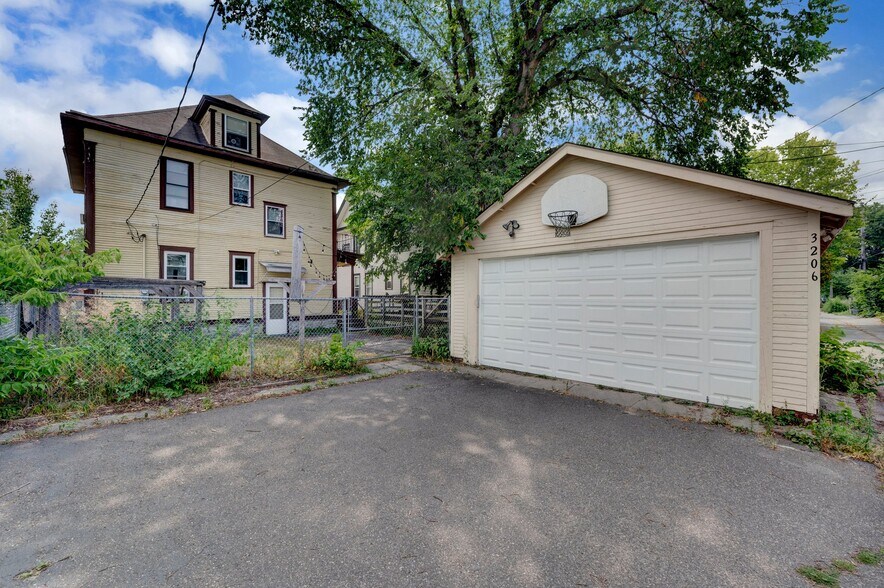 Building Photo - 3206 S 15th Ave
