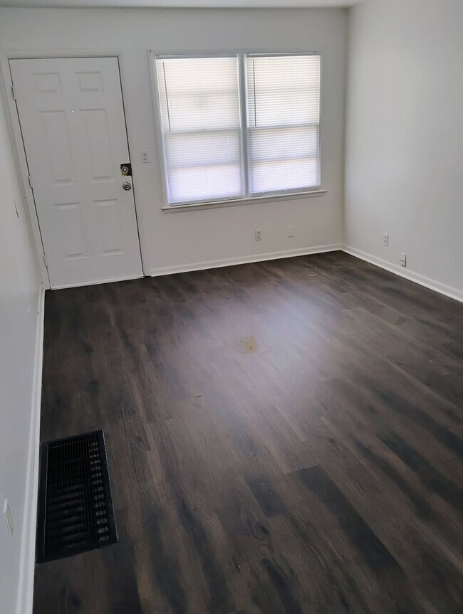 Building Photo - Spacious two bedroom located near Linwood