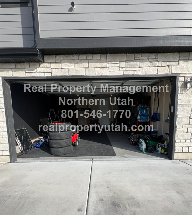 Building Photo - Stunning 4 Bedroom 2.5 Bath Home in Syracuse