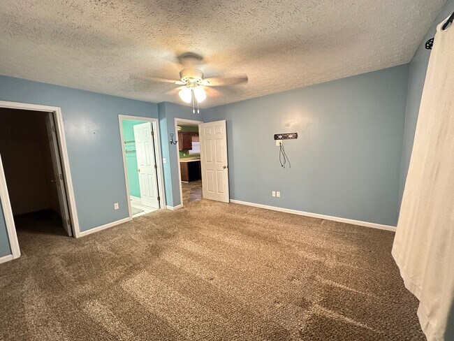 Building Photo - 9800 Spring Pointe Ct