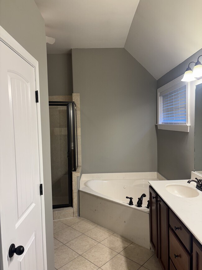 Building Photo - 7412 Brentlawn Dr