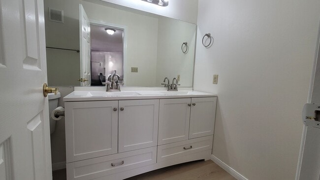 Building Photo - Gorgeous Fully Remodeled Condo