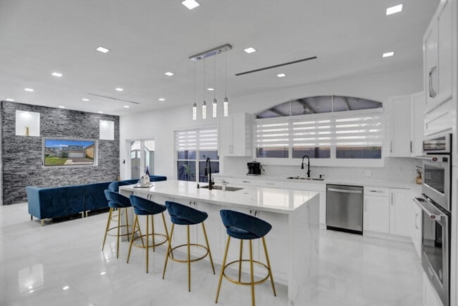 Building Photo - 3824 SW 49th Pl