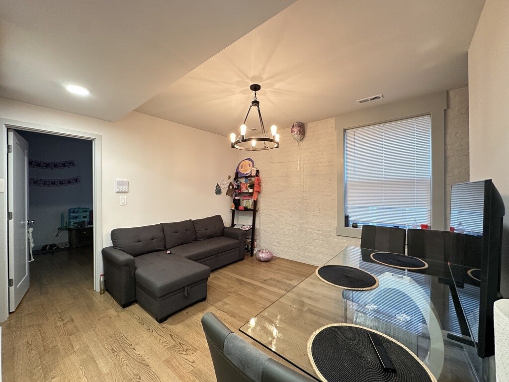 Building Photo - 2437 W Walton St