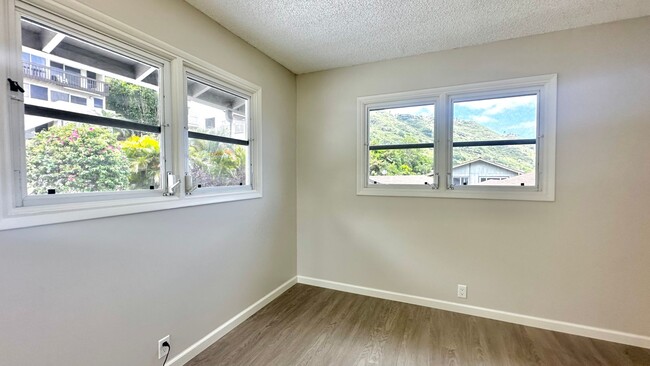 Building Photo - NEWLY RENOVATED 4 BED/2.5 BATH w/ Garage, ...