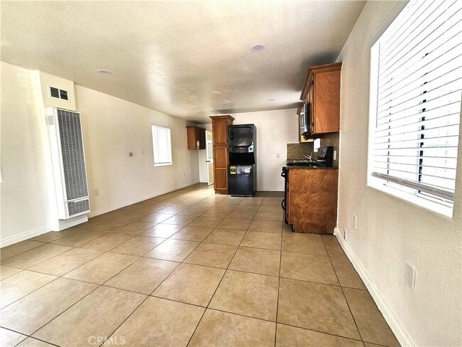 Building Photo - 654 W 21st St