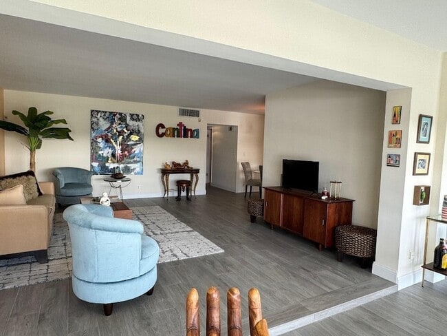 Building Photo - 3051 NE 47th Ct