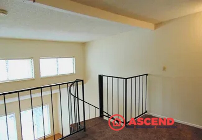 Building Photo - Cute 2 Bedroom Off Stockdale Hwy and California Ave!