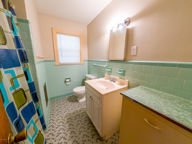 Building Photo - 2516 Gwen St