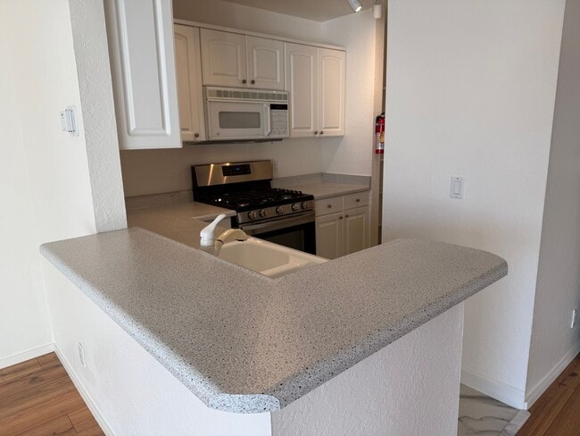 Building Photo - ONE BEDROOM ONE BATH UPDATED UPPER UNIT CONDO IN LARKSPUR ISLE