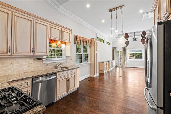 Building Photo - 2420 Castle Ln NE