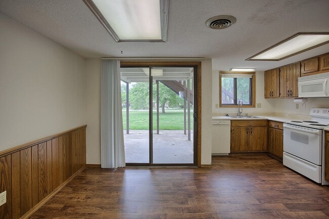 Building Photo - 2 Bedroom, 1.5 Bathroom Condo (AVAILABLE S...