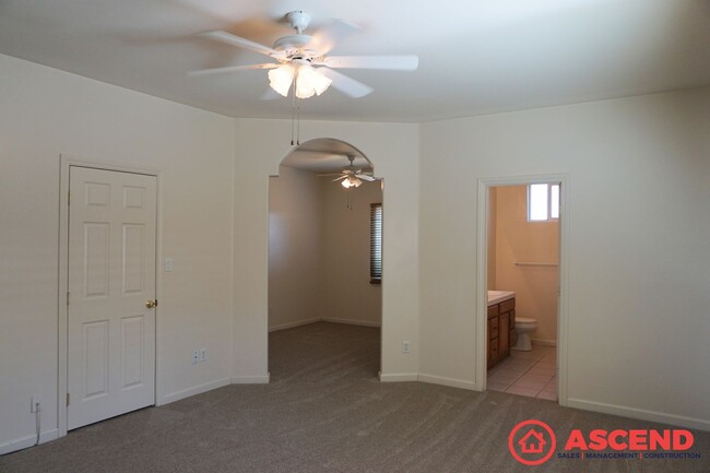 Building Photo - Charming Home in North Bakersfield!