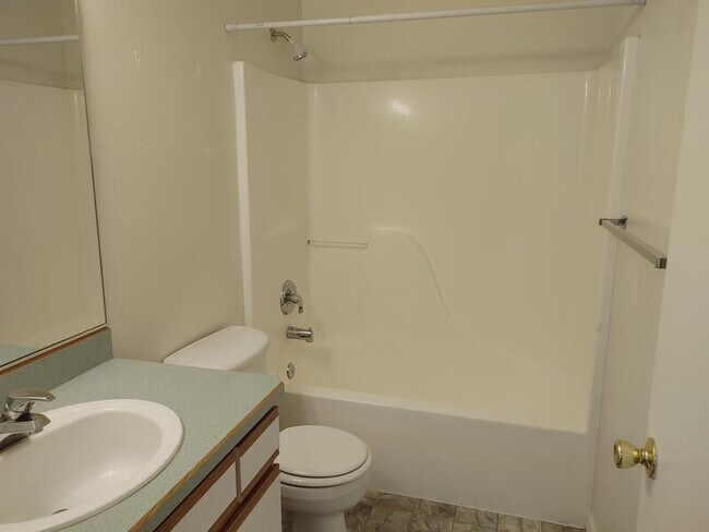 Building Photo - 548 NE Negus Loop