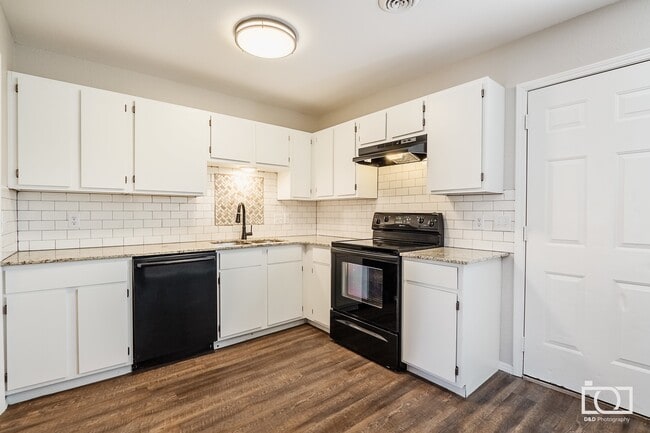 Building Photo - Greenleaf Townhomes