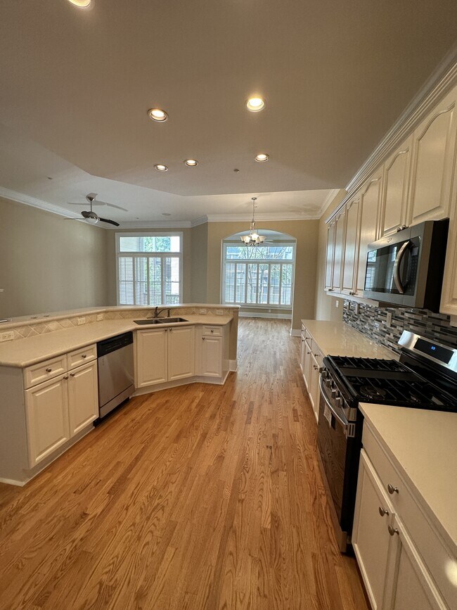 Building Photo - 1041 Emory Parc Pl