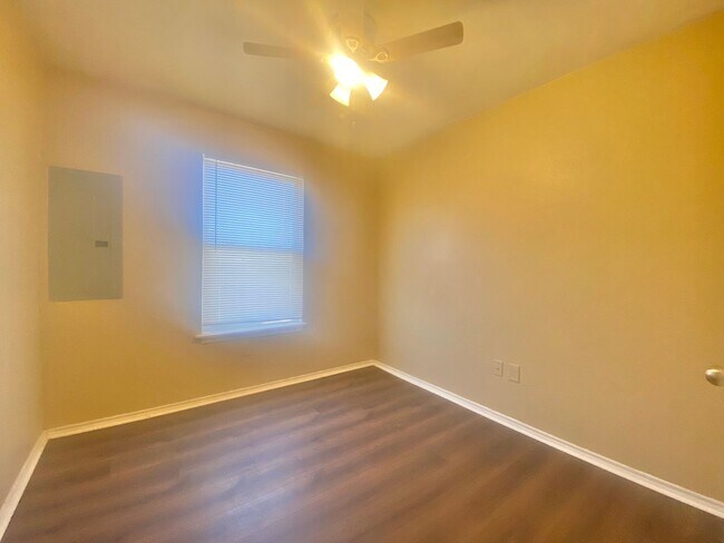 Building Photo - 802 Vanda Ave