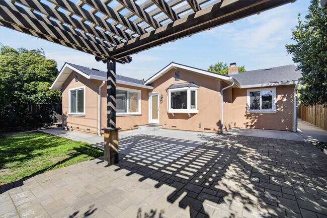 Building Photo - 879 S Knickerbocker Dr