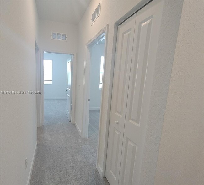 Building Photo - 390 SE Crossoak Ln