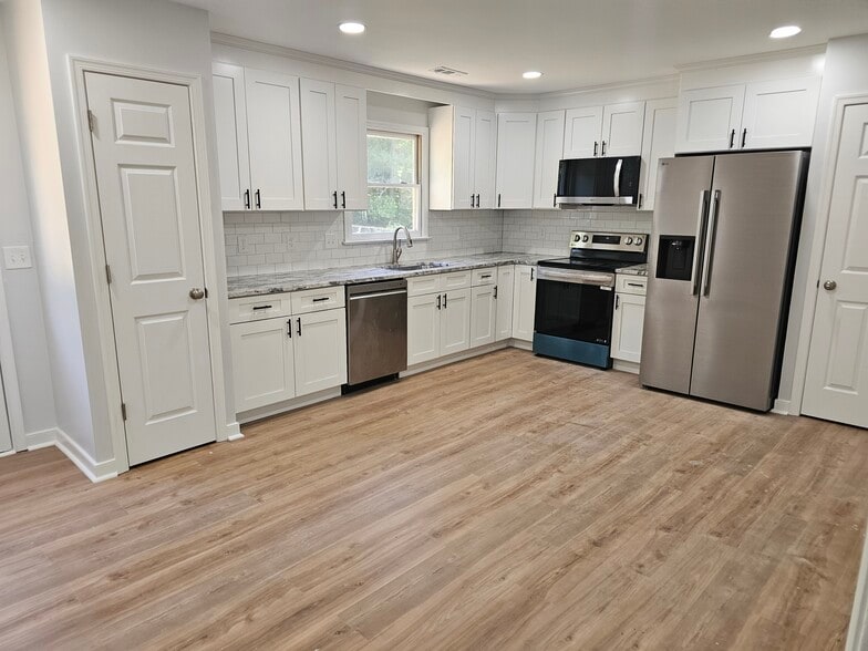 Building Photo - 3610 Woodside Ct