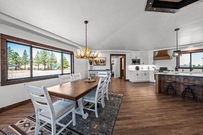 Building Photo - Luxury Home for Rent – Expansive Acreage, ...