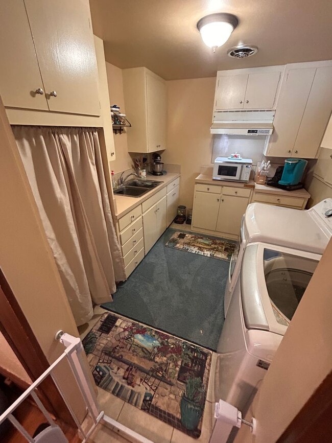 Building Photo - Lovely Historical Home