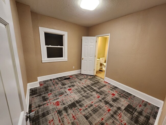 Building Photo - 4 Bedroom (+ office/den!), 2 Bathroom home...